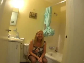 Christine – Long Pee And Pussy Wash screenshot 2