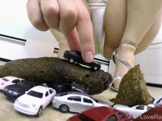 LoveRachelle – Giantess Shits On Traffic screenshot 4