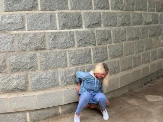 Claudia Macc – Pissing Solo screenshot 1