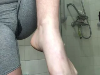 Step Sisters Pee Desperation screenshot 4
