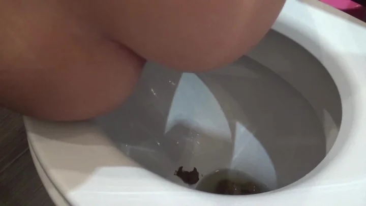 HotDirtyIvone – Half Hour Of Pure Shitting