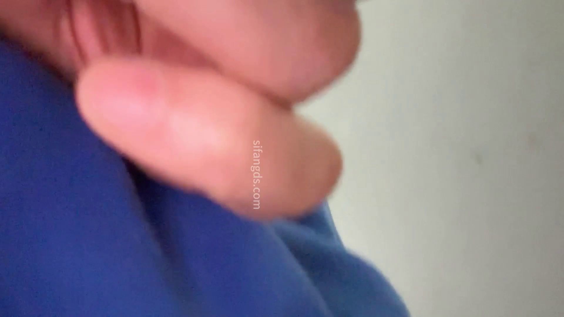 A_loser_guy_accidentally_showed_his_face_in_the_photo