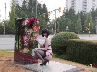 Teacher Julia – Brave Girl Public Peeing screenshot 3