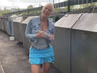 Lara – Spontane PUBLIC PISS Abfullung Fan Am Glas Container Getroffen screenshot 1