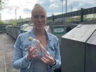 Lara – Spontane PUBLIC PISS Abfullung Fan Am Glas Container Getroffen screenshot 2