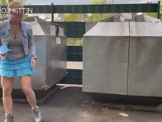 Lara – Spontane PUBLIC PISS Abfullung Fan Am Glas Container Getroffen screenshot 3