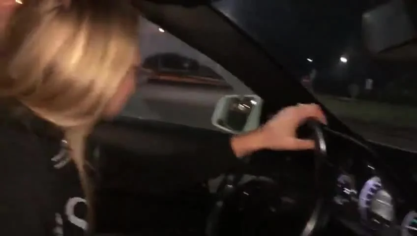 Siswet – Even Plassen In Frankrijk Op De Parkeerplaats Fetish Butt Kink