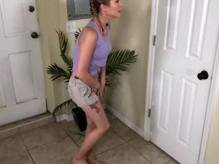 BRATTY SISTER WETS HER PANTS screenshot 2