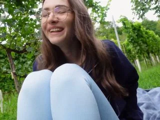 Emmi-Hill – OUTDOOR SQUIRT CHALLANGE- Mein Schmetterling Befruchtet Die Wiese screenshot 1