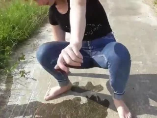 BunnyDiamond – Das Erste Mal In Meine Hautenge Jeans Gepisst screenshot 3
