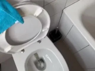 Dollydyson – In Der Dusche Mit Pisse Ueberrascht screenshot 1