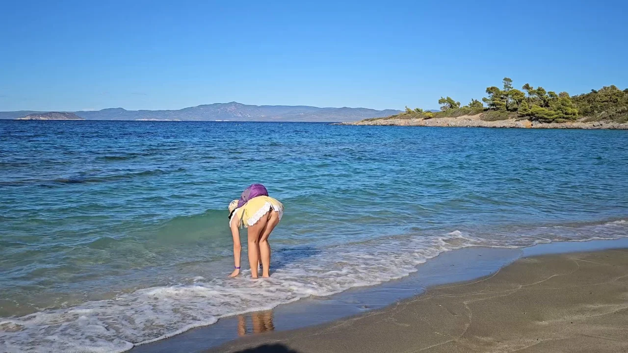 Up Dress NO PANTIES At Crowded Public Beach Natural Girl CLOSE UP Public PEE