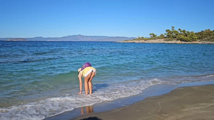 Up Dress NO PANTIES At Crowded Public Beach Natural Girl CLOSE UP Public PEE