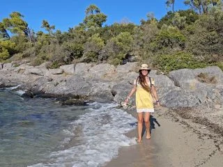 Up Dress NO PANTIES At Crowded Public Beach Natural Girl CLOSE UP Public PEE screenshot 6