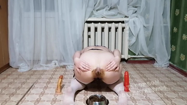 ModelNatalya94 – Olga The Dog Eats From A Bowl