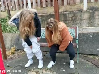Girlfriends Pissing screenshot 2