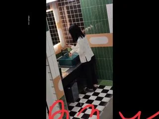 Attractive Female Streamers Urinating screenshot 3