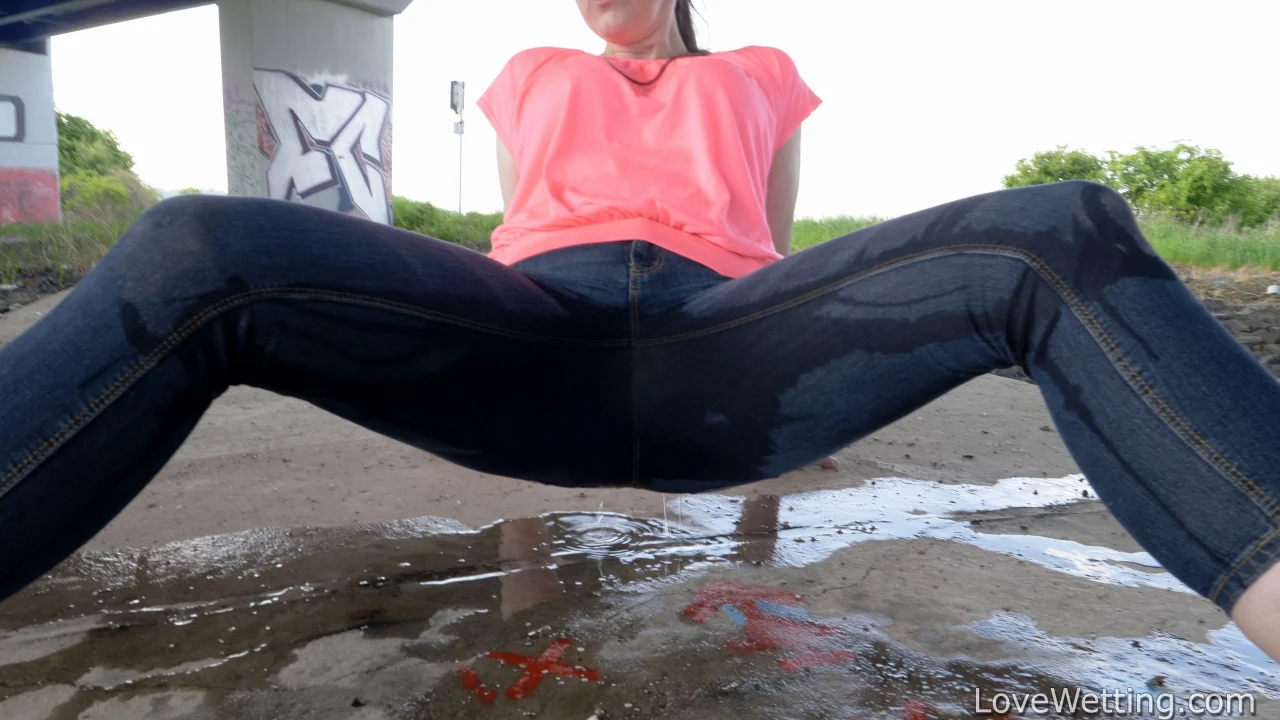 Valentina Ross – Pee 4k