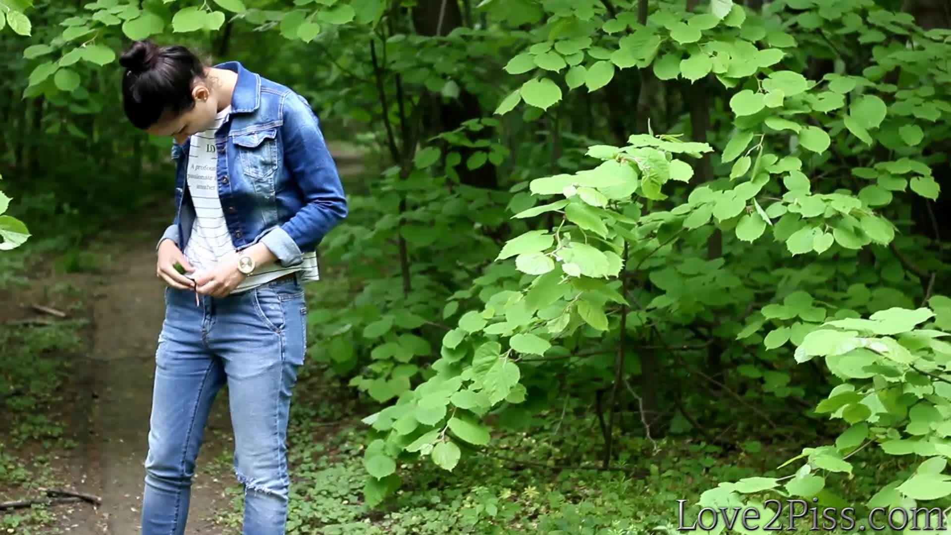 Sexydirtygirl – Sexy Girl Desperate To Pee Outdoor Pee