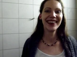 Viktoria Goo – Pissing In Moutch screenshot 2