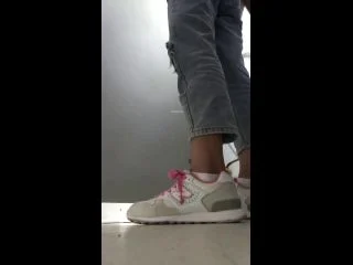 He Got So Close To One Of The Girls screenshot 2