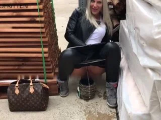 Public PISS Im Baumarkt – Wer Kauft Den Veredelten Blumentopf screenshot 5