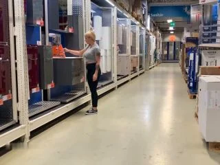 SteffiBlond – Public Baumarkt Duschen Piss – WOAH Heftig War Das Riskant screenshot 2