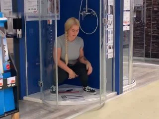 SteffiBlond – Public Baumarkt Duschen Piss – WOAH Heftig War Das Riskant screenshot 5