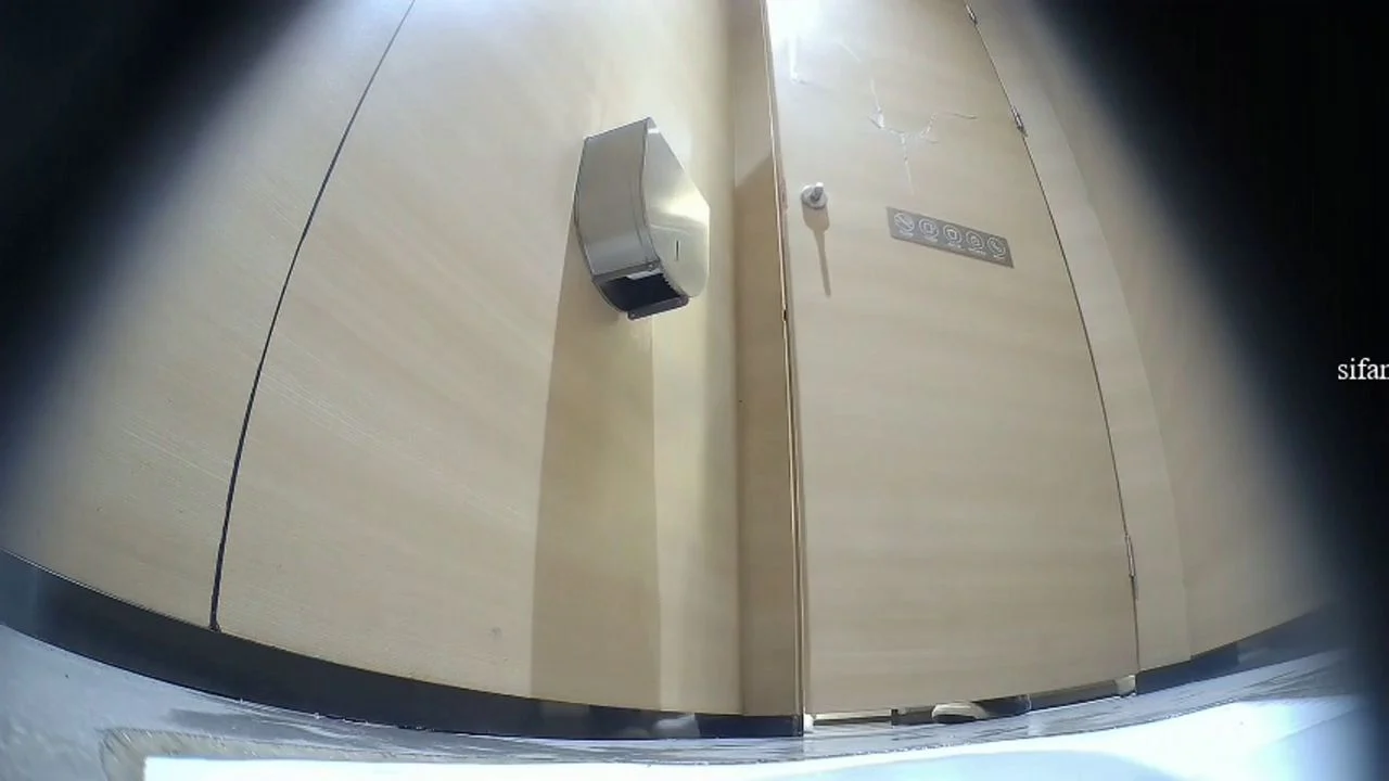 Womens Toilet In An Elite Nightclub 32