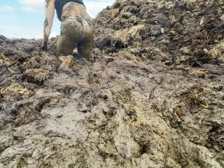 Lyndra Lynn – Nearly Caught On The Dung Pile screenshot 3
