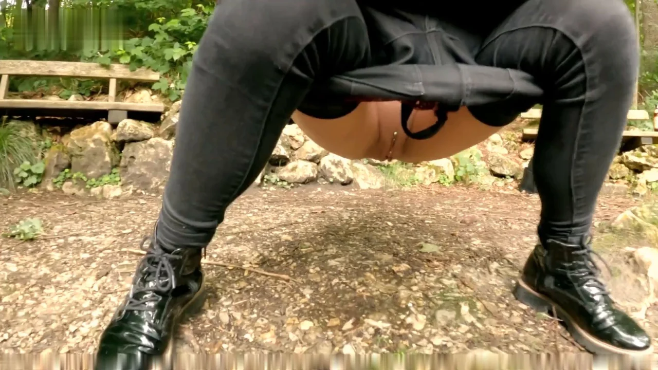ChristinaGreen – Erstes Mal Outdoor Pissen – Wenn Man Muss Dann Muss Man