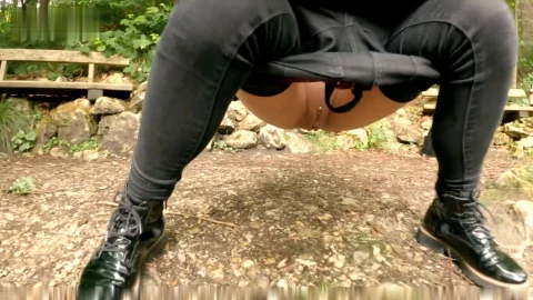 ChristinaGreen_-_Erstes_mal_Outdoor_Pissen_-_Wenn_man_muss_dann_muss_man