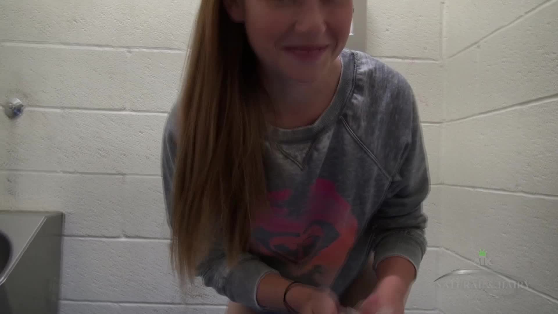 Ashley Stone – Lara Brookes – Piss In Toilet