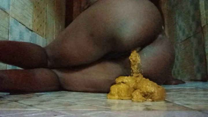 PrettyEbonies – Side Pooping And Smearing