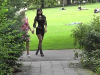 LeahObscure – 3 Schlampen Piss PUBLIC screenshot 2