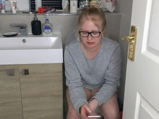 PooGirlSofia – Talking On The Toilet Whilst Shitting screenshot 3