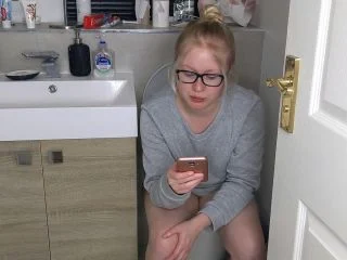 PooGirlSofia – Talking On The Toilet Whilst Shitting screenshot 4
