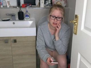 PooGirlSofia – Talking On The Toilet Whilst Shitting screenshot 5