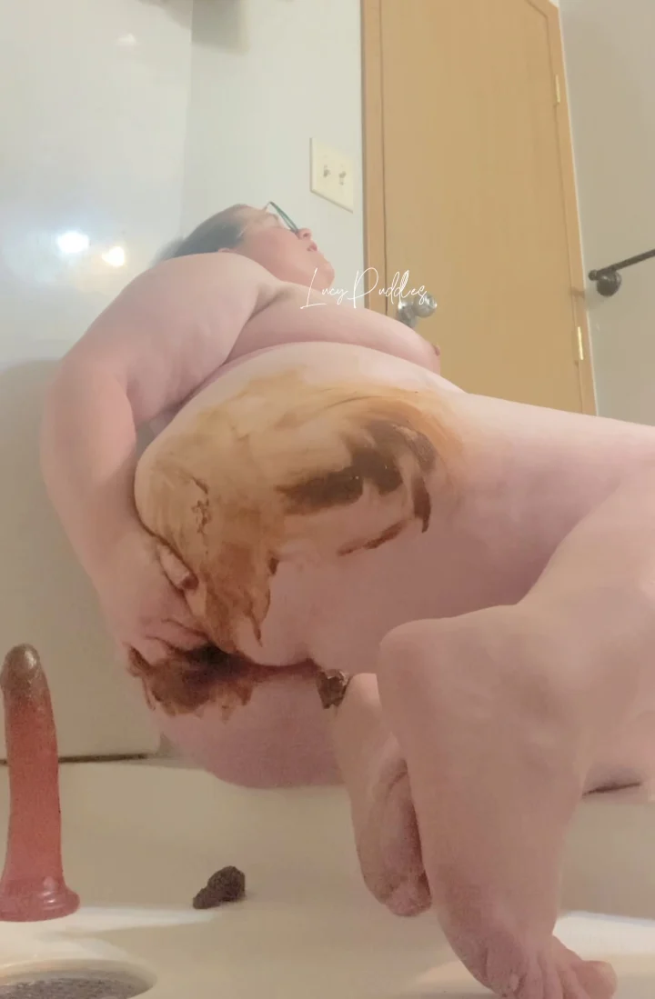 LucyPuddles – Candid Scat Play