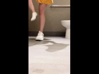Pee On Public Bathroom screenshot 3