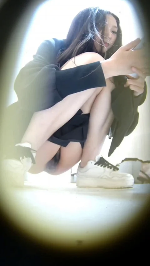 Young_attractive_and_stylish_woman_full_view_shot