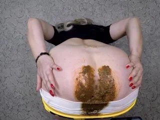 Janet – Farting And Pooping In Yellow Shorts screenshot 7