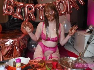 Ninounini – BIRTHDAY CAKE PUKE I Eat A Shitty Cupcake screenshot 4