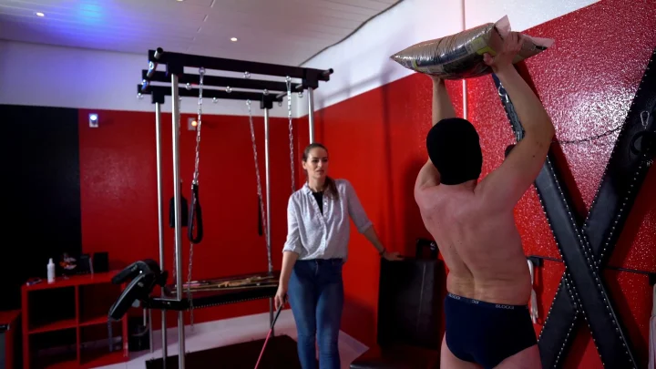 Sado-Ladies – Lady Iveta – Sandbag Training