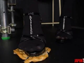 Japan Fetish Fusion – Yua S Elegant Food Crush Destruction By Stockings Heels screenshot 1