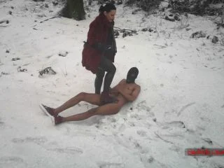 Sadistic Queens – Squishysax – Mistress Luna – Beaten In The Freezing Snow screenshot 5